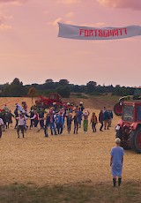 Rote Sterne überm Feld